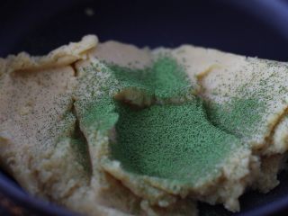 绿豆冰糕,锅里那份筛入抹茶粉