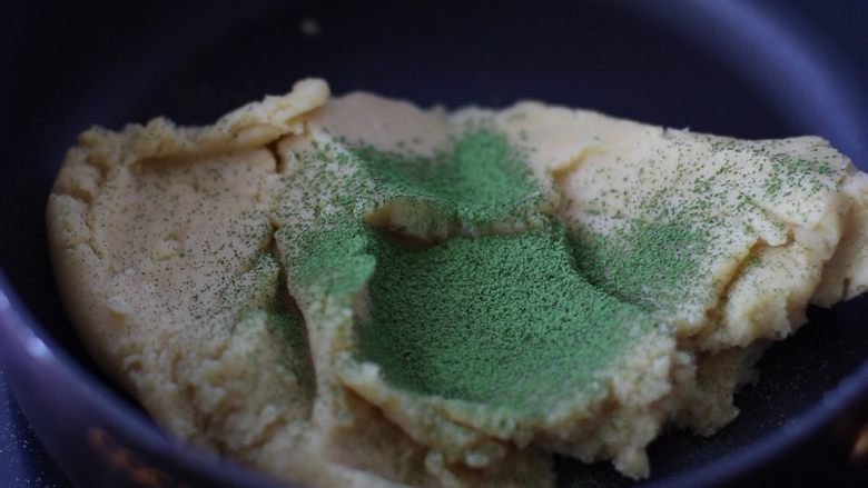 绿豆冰糕,锅里那份筛入抹茶粉
