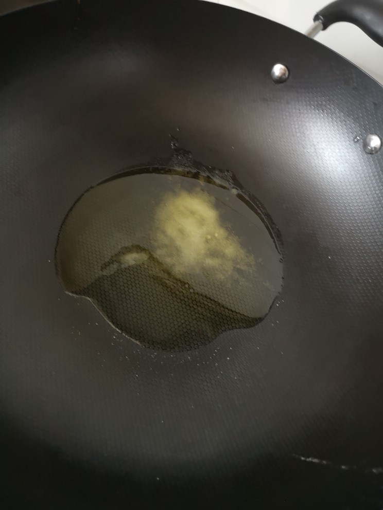 韭黄炒鸡蛋,锅里放油，放盐烧热