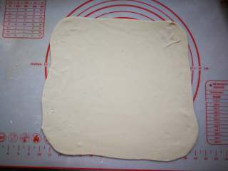 千层葱油饼,取一个面团擀成薄饼，圆形或方形都可以。