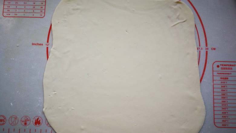 千层葱油饼,取一个面团擀成薄饼，圆形或方形都可以。