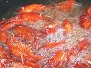 十三香小龙虾,油烧热放入龙虾，炸红后再继续炸3分钟左右，期间要经常翻动