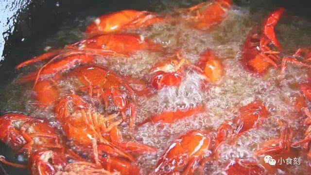 十三香小龙虾,油烧热放入龙虾，炸红后再继续炸3分钟左右，期间要经常翻动