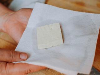 豆豉豆腐,把豆腐切成小方块场。用纸巾把豆腐擦干，放在一边。