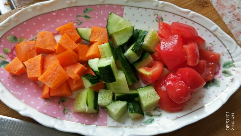 红烧豆腐+混合果蔬汁 营养套餐,青瓜，胡萝卜，西红柿去皮切小块备用