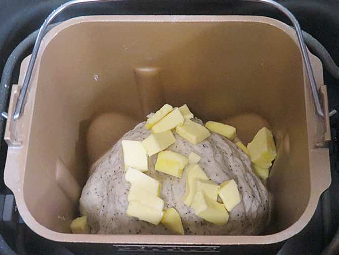 飘飘茶香滴【伯爵杏仁乳酪卷】,选择和面程序20分钟，揉至面团光滑，面筋扩展。再加入软化的黄油
