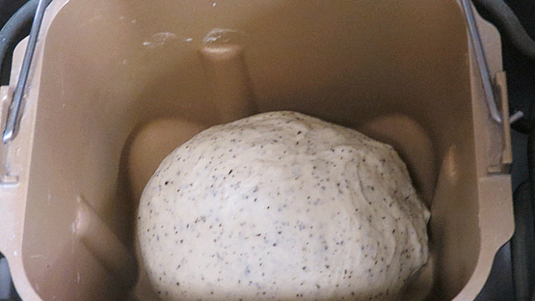 飘飘茶香滴【伯爵杏仁乳酪卷】,继续和面程序20分钟，揉至能拉出薄且有韧性膜的完全扩展阶段。放在面包机桶内进行基础发酵
