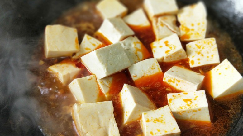 红烧豆腐+混合果蔬汁 营养套餐,放入豆腐大火煮