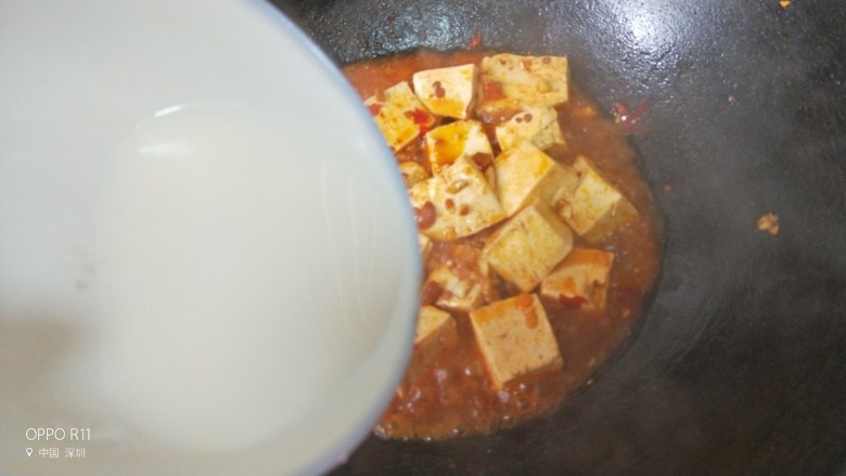 红烧豆腐+混合果蔬汁 营养套餐,汤汁快煮干时，生粉加水调成水淀粉勾芡