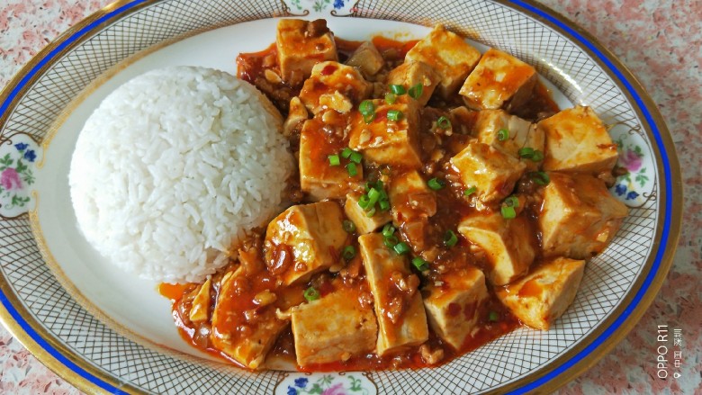 红烧豆腐+混合果蔬汁 营养套餐,锅里的豆腐舀出放在盘子里
