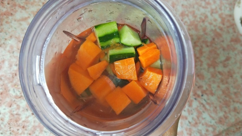 红烧豆腐+混合果蔬汁 营养套餐,切块的西红柿，胡萝卜，青瓜装进料理杯，加一些饮用水打成果蔬汁