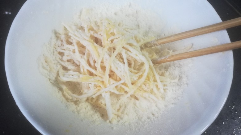 干炸金针菇,把沾过蛋液的金针菇放入面粉中裹上一层面粉。