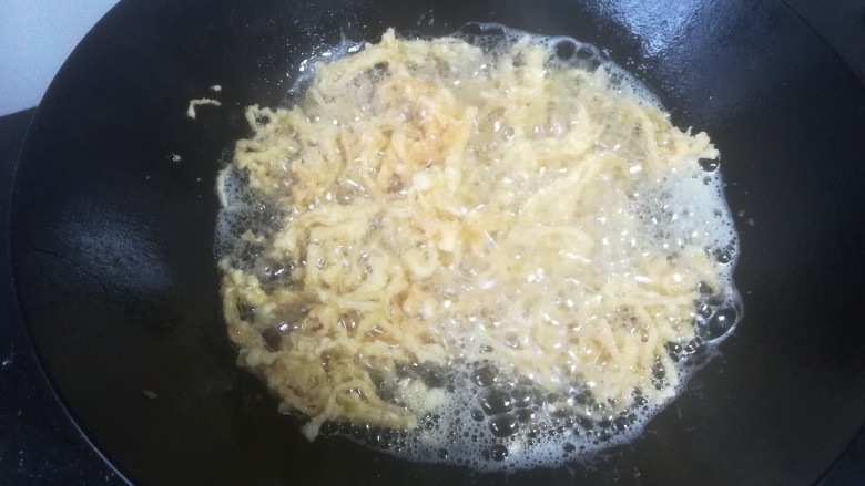 干炸金针菇,用筷子轻轻划散，中小火炸至金黄色。