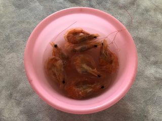 虾干拌娃娃菜,虾干用适量温开水浸泡