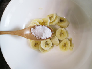 美味下午茶小点心甜糯香蕉饼,香蕉一个去皮，再切成片，加入白砂糖再将熟透的香蕉用勺子捣烂。