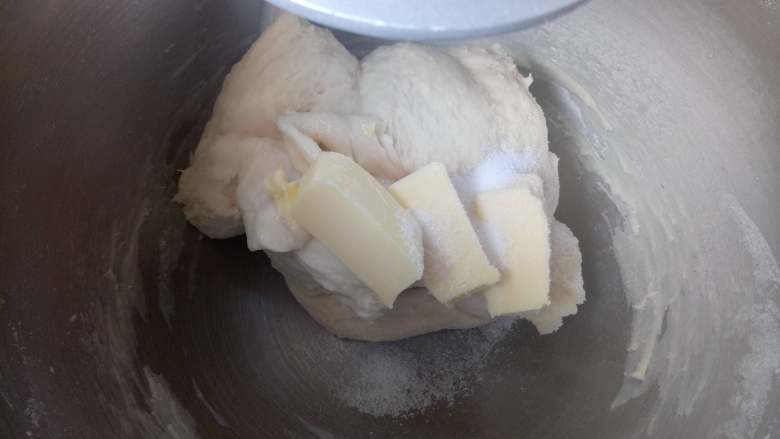 长帝炫彩烤箱CRTF32WBL试用---炫彩椰蓉吐司,放入黄油和盐，继续揉面。
