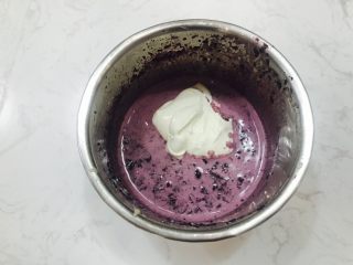 蓝莓慕斯,拌入打发好的奶油切拌均匀
