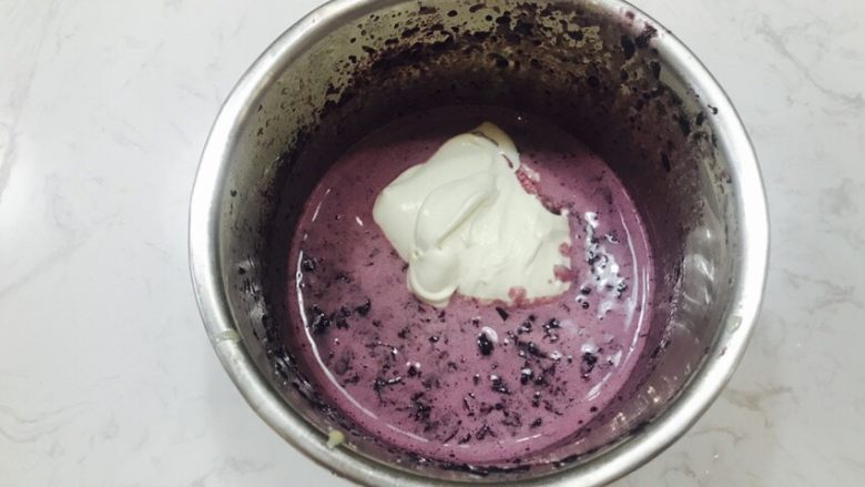 蓝莓慕斯,拌入打发好的奶油切拌均匀
