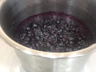 蓝莓慕斯,蓝莓加糖和水熬煮成酱