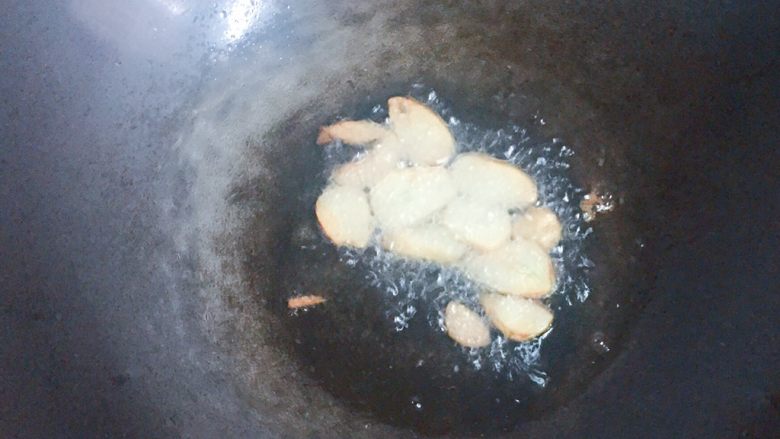 清炒南瓜苗,锅中倒入适量油，放入蒜片，小火煸出香味。