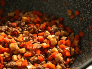 销魂的炒饭：牛肉杏鲍菇胡萝卜蛋炒饭,入杏鲍菇胡萝卜丁，翻炒几下，烹入料酒。这时烹料酒，可以挥发掉牛肉的腥味和菜的腥味，让这三者的味道融合在一起。翻炒至杏鲍菇变软，可以点一点点生抽，撒些盐。然后入米饭，炒散，如果米饭很多团，可以盖上盖子焖一分钟，会很容易散开。最后倒入鸡蛋碎，再翻炒，尝尝味道，不够咸就加盐，爱吃可以加黑胡椒。