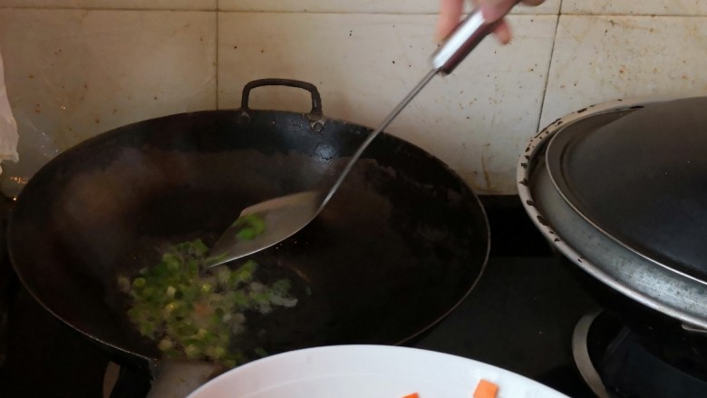 【翠竹报春】,开始热锅，然后倒入适量的油，接着倒入葱花炒。