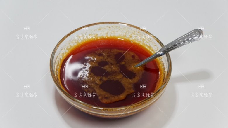 自制红油,待到五成热的时候第二次放1/3的辣椒粉，这个是颜色会红
