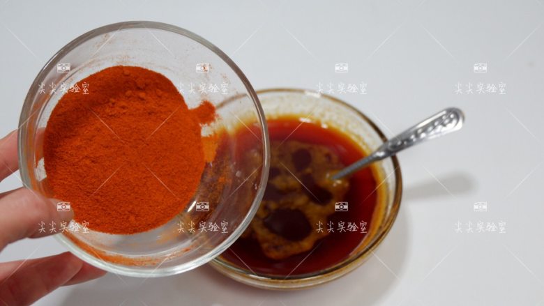 自制红油,三成热的时候把剩余的辣椒粉都倒入，这个时候放的才会辣

