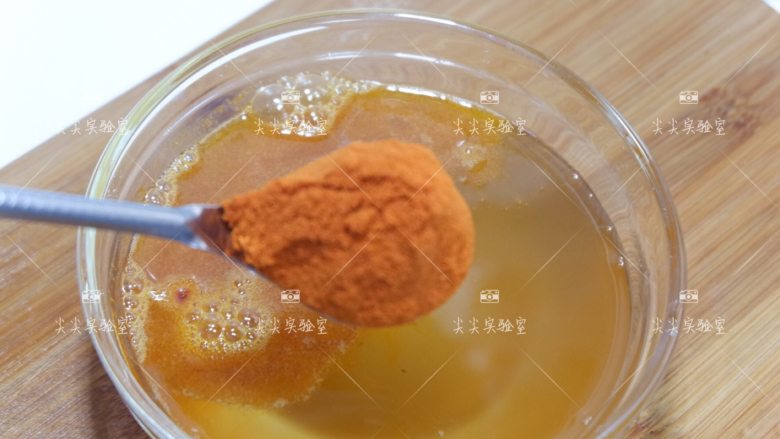 自制红油,开始第一次放1/3的辣椒粉，这个是增香

