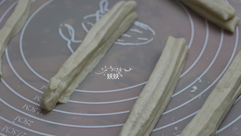蓬松大油条,两片叠加在一起用筷子沾点油，中间压出一道痕。