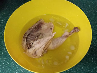 口水鸡,拣出鸡子，迅速放至冰水中，浸泡10分钟左右