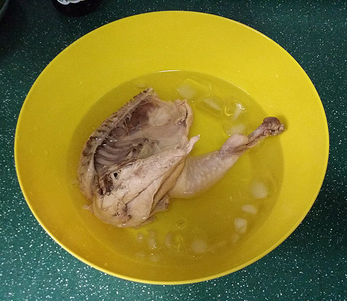 口水鸡,拣出鸡子，迅速放至冰水中，浸泡10分钟左右