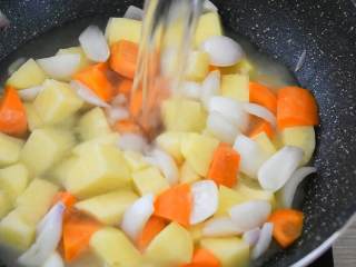 咖喱土豆饭—放着我来，这个我能吃十碗,加入足量清水，大火煮开。