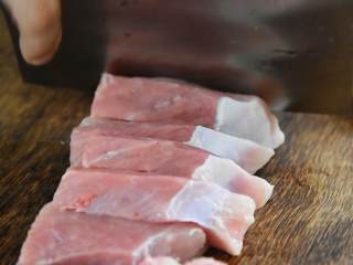 上海辣肉冷面—属于冷面的季节来了，整一碗最亲切的老上海味道,猪肉切丁。