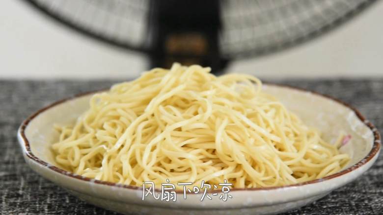 上海辣肉冷面—属于冷面的季节来了，整一碗最亲切的老上海味道,风扇下吹凉。