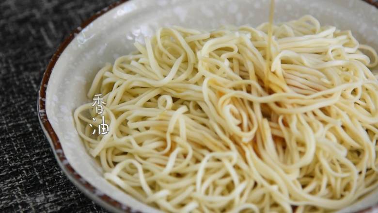 上海辣肉冷面—属于冷面的季节来了，整一碗最亲切的老上海味道,淋入香油，拌匀。