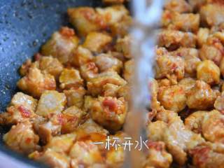 上海辣肉冷面—属于冷面的季节来了，整一碗最亲切的老上海味道,倒入一杯开水、辣椒粉，继续炒匀。