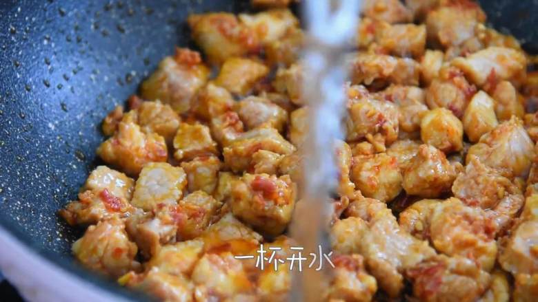 上海辣肉冷面—属于冷面的季节来了，整一碗最亲切的老上海味道,倒入一杯开水、辣椒粉，继续炒匀。