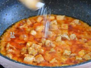 上海辣肉冷面—属于冷面的季节来了，整一碗最亲切的老上海味道,加入盐、糖翻炒。
大火收汁，盛出备用。