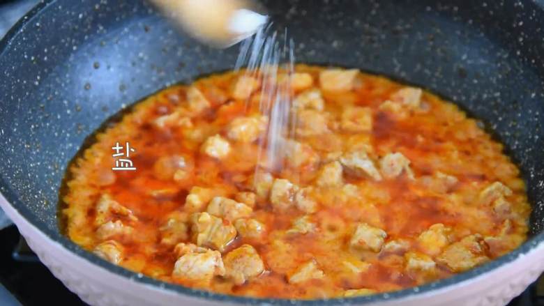 上海辣肉冷面—属于冷面的季节来了，整一碗最亲切的老上海味道,加入盐、糖翻炒。
大火收汁，盛出备用。
