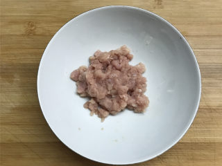 肉末茄子,：1、准备好材料，猪肉100克，茄子3个，青椒1个。
2、猪肉洗净后剁成肉末，用适量料酒少许盐和生粉腌制一下。