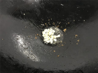 肉末茄子,再次烧热油锅烧后放入拍碎后的蒜末爆出香味。