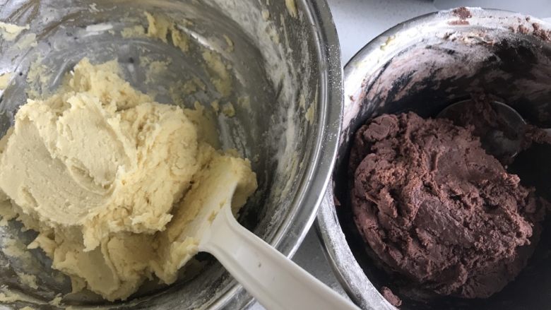 香酥曲奇饼干,用铲子或者刮刀将黄油和面粉进行搅拌，怎么搅拌都行，直到面粉与黄油很好的融合到一起，变成粘稠状，有点像冰淇淋。