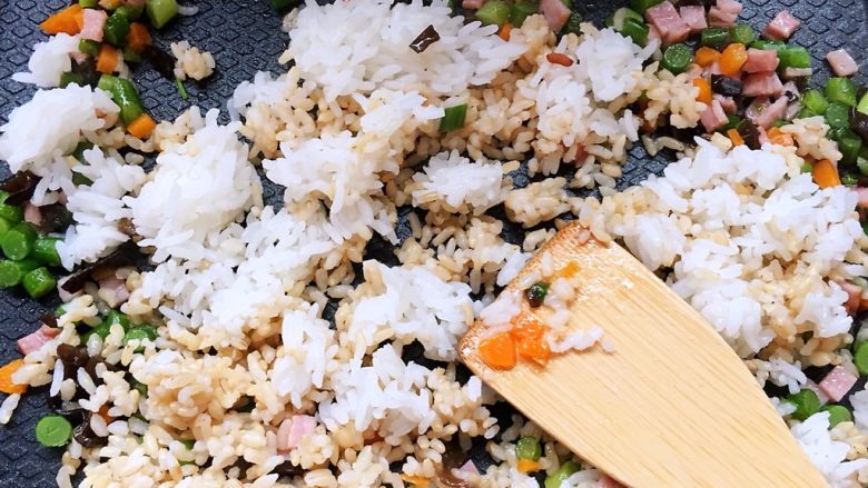 杂蔬培根炒饭,加入米饭翻炒均匀