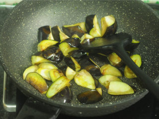 土豆炒茄子,茄子拔向一边，倒入少许油，烧热后加入茄子翻炒均匀，出锅