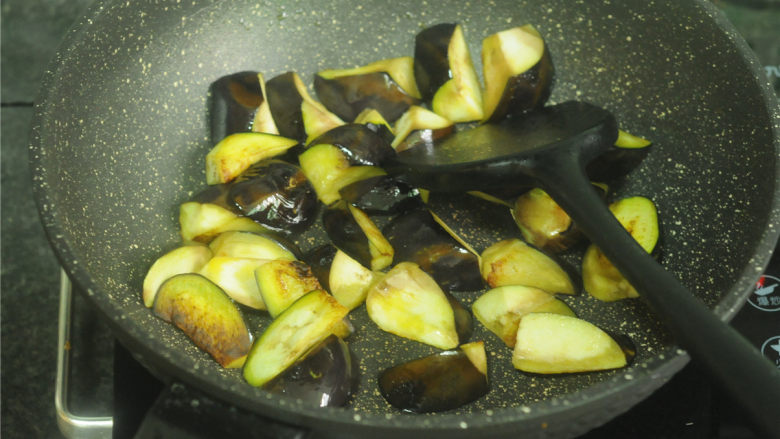 土豆炒茄子,茄子拔向一边，倒入少许油，烧热后加入茄子翻炒均匀，出锅