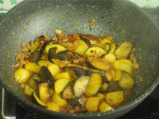 土豆炒茄子,放入茄子和土豆，翻炒均匀
