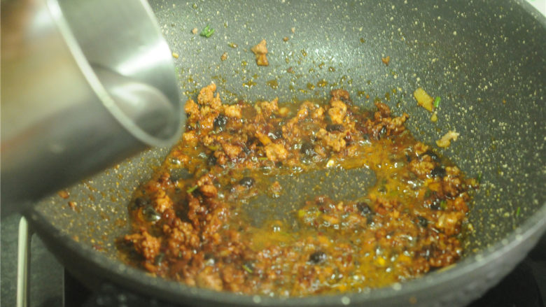 土豆炒茄子,加入30-5-毫升水煮沸