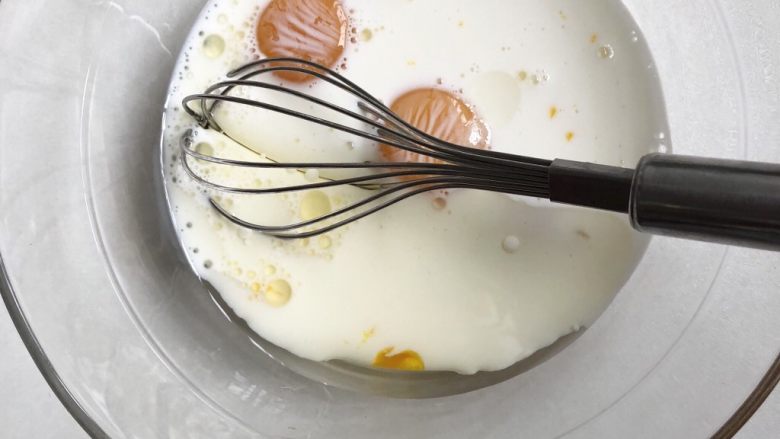 玉米面椰蓉蒸糕,蛋黄＋牛奶＋油用蛋抽搅拌混合均匀