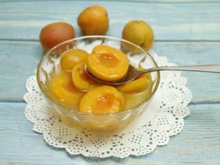 糖水杏,可以放入冰箱冷藏，吃的时候盛一碗酸酸甜甜很美味